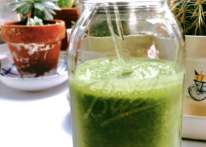 Green smoothie in a mason jar